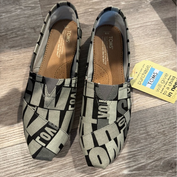 New in box - TOMS Love Black and White sneakers - Picture 3 of 10